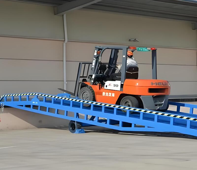 志仲镇移动式卸货平台（叉车用）